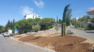 tlo pripremljeno za sadnju grmlja i trajnica 