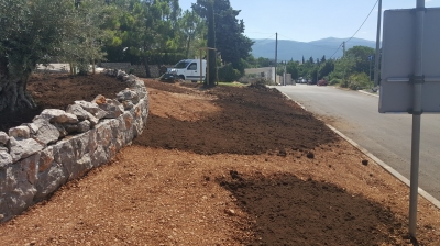 tlo pripremljeno za sadnju grmlja i trajnica 